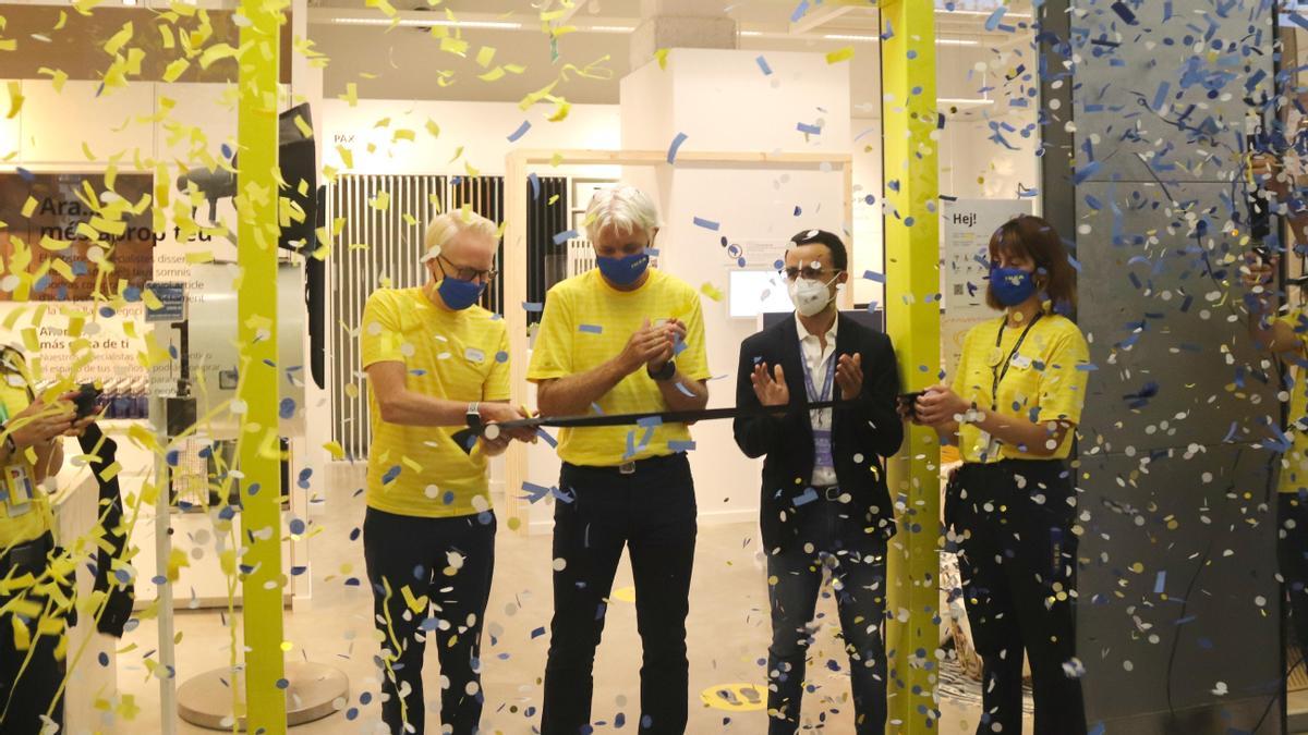 Moment del tall de la cinta per inaugurar la botiga d&#039;Ikea a Tarragona
