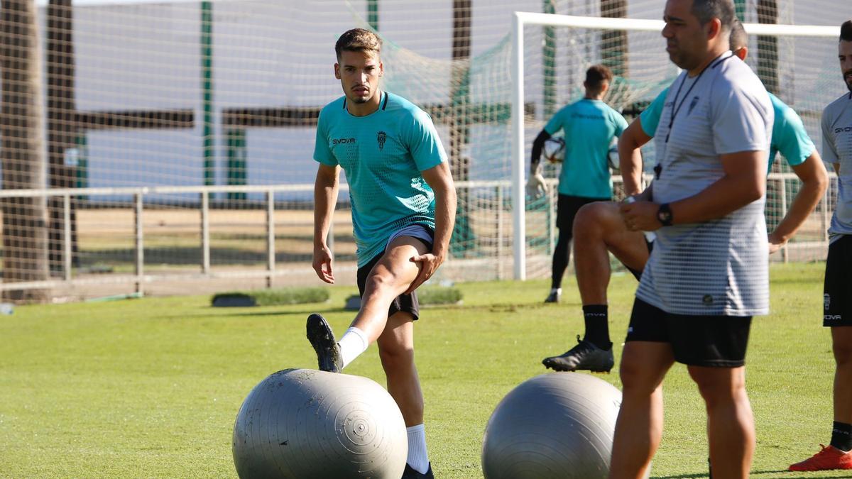 José Alonso, durante los ejercicios preliminares en el entrenamiento del Córdoba CF, este miércoles, en la Ciudad Deportiva.
