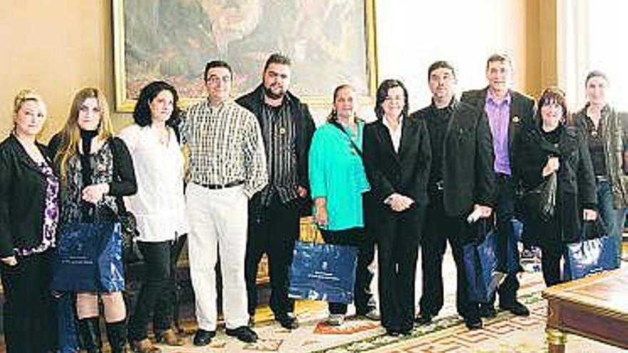 María Jesús Álvarez, con representantes de la comunidad gitana de Asturias.