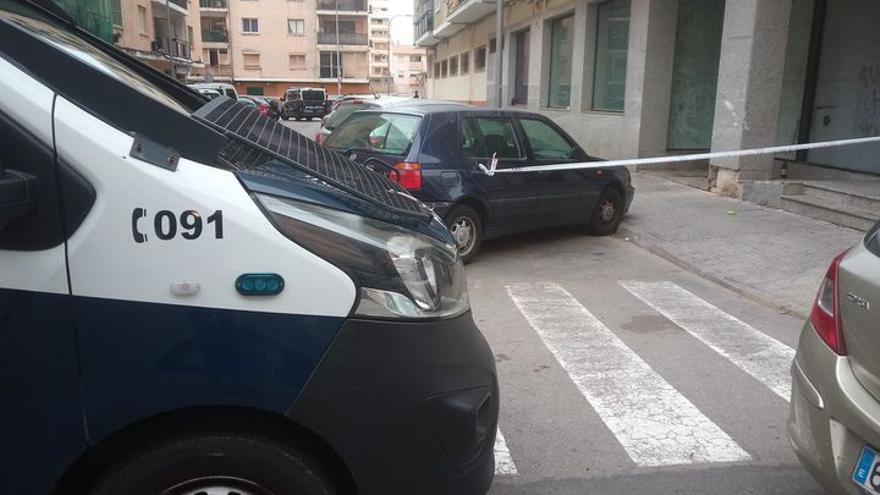 La Policía Nacional ha cortado la calle.