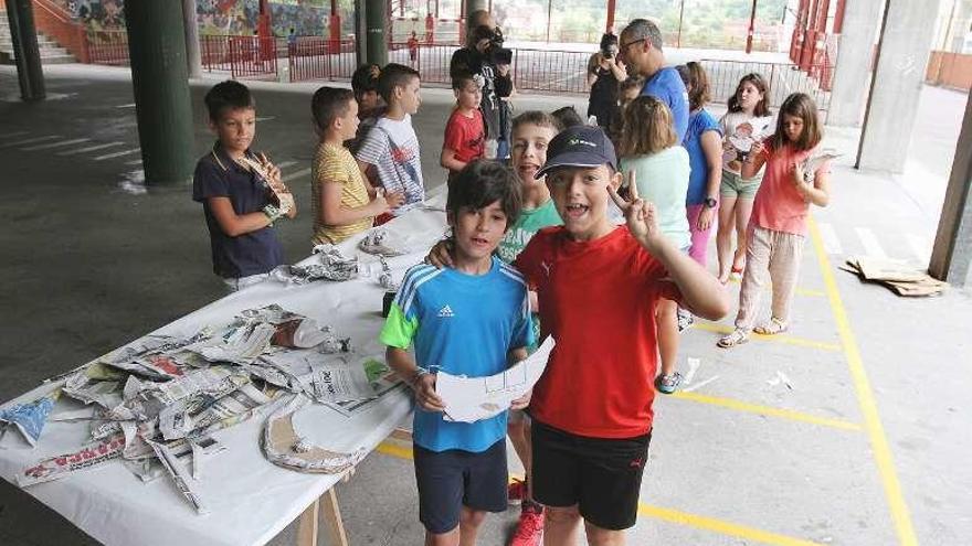 Abajo, algunos de los niños que participan en las actividades. // Iñaki Osorio