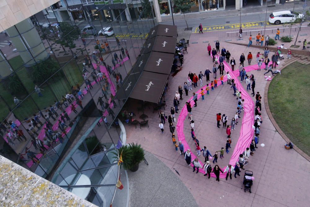 Un centenar de persones van crear el llaç rosa gegant de l''Oncolliga a la ciutat de Girona