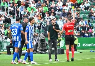 El Elche vuelve a asomarse al abismo del descenso
