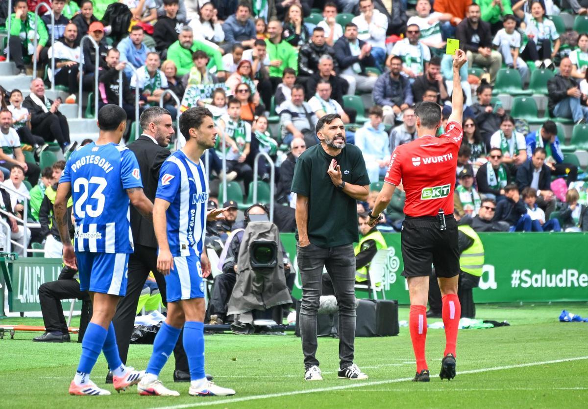 Sarabia recibe una tarjeta amarilla por parte del colegiado Busquets Ferrer durante el Elche-Alavés.