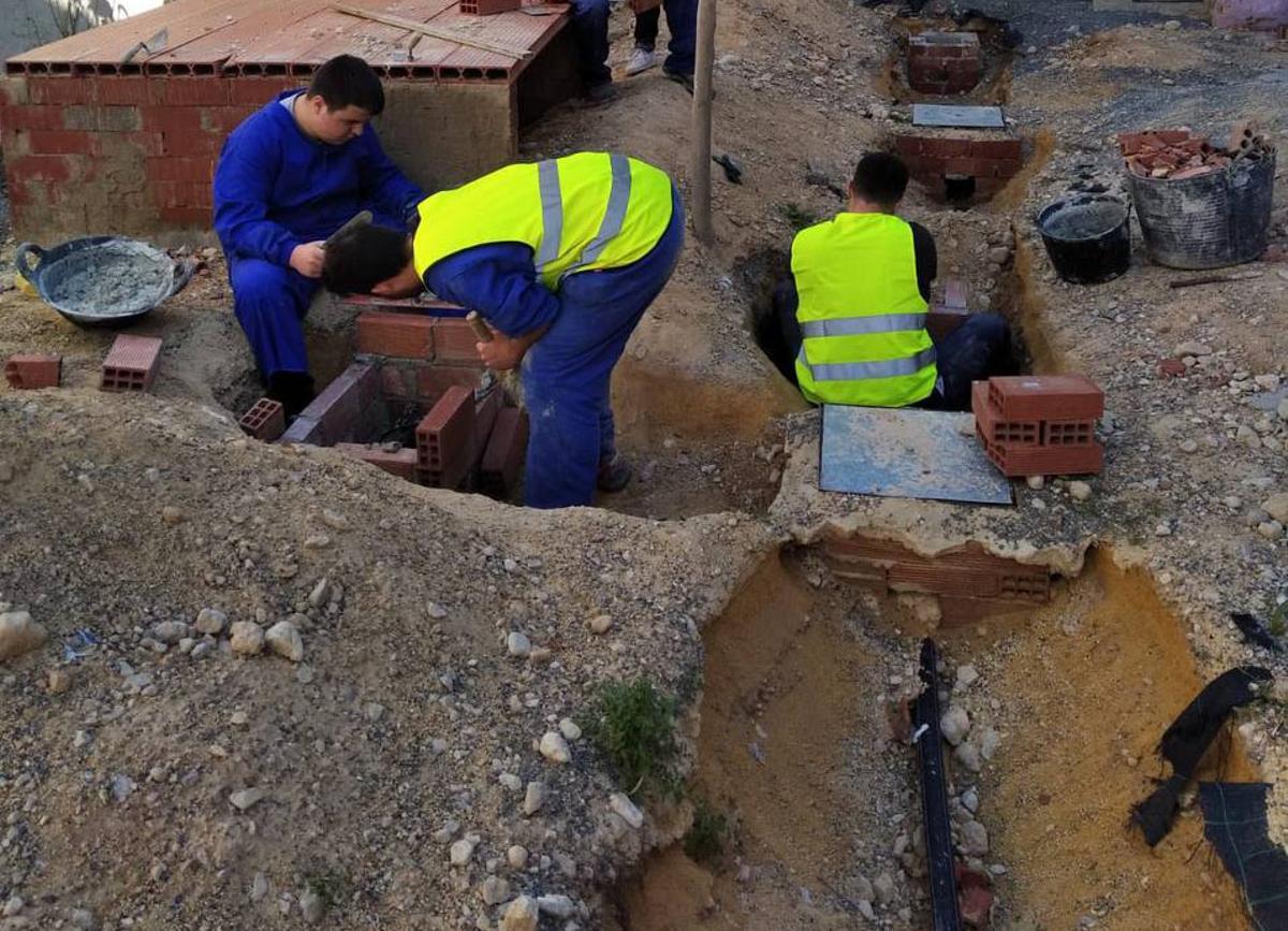 Estudiantes del IES Beatriu Fajardo en obra civil del ciclo sobre el agua