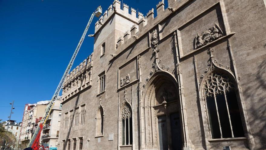 Detingut un jove de 25 anys a València per pintar grafits antisemites en la Llotja de la Seda