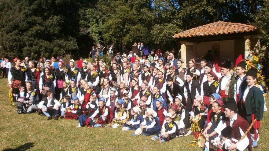 Las aldeanas llaniscas y los porruanos, en la fiesta de Santu Medé del año 2015.