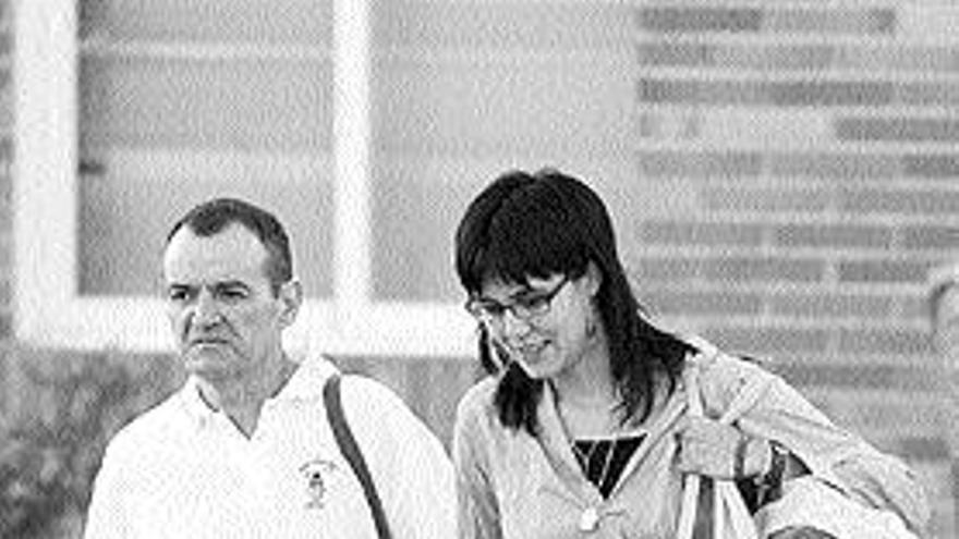 Iñaki de Juana y su esposa, Irati Aranzabal, a la salida de prisión. / v. lerena