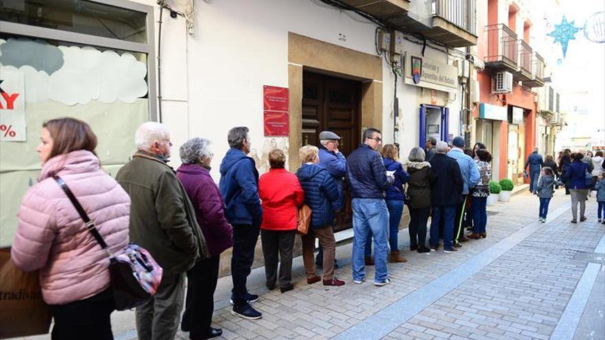 Colas para cobrar la lotería