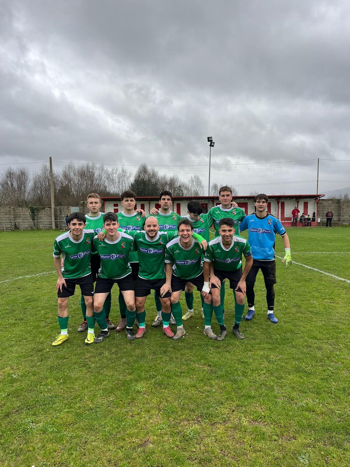 Jugadores del Narcea antes de disputar el partido contra el Boal.