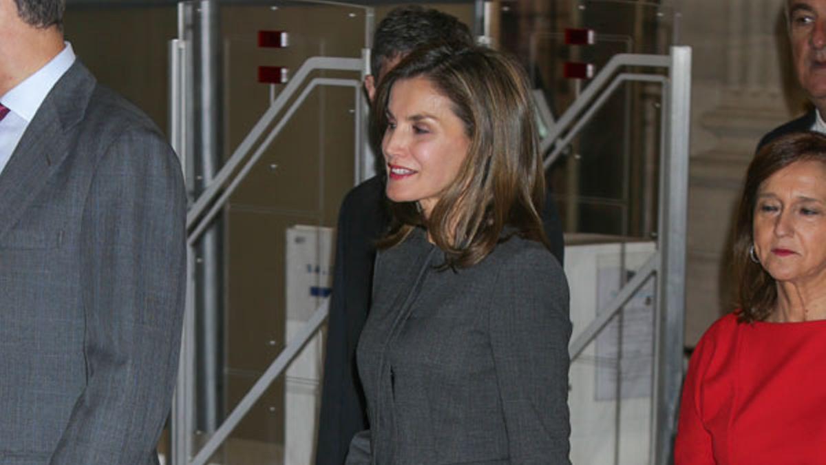 Letizia Ortiz y sus originales zapatos grises con tacón