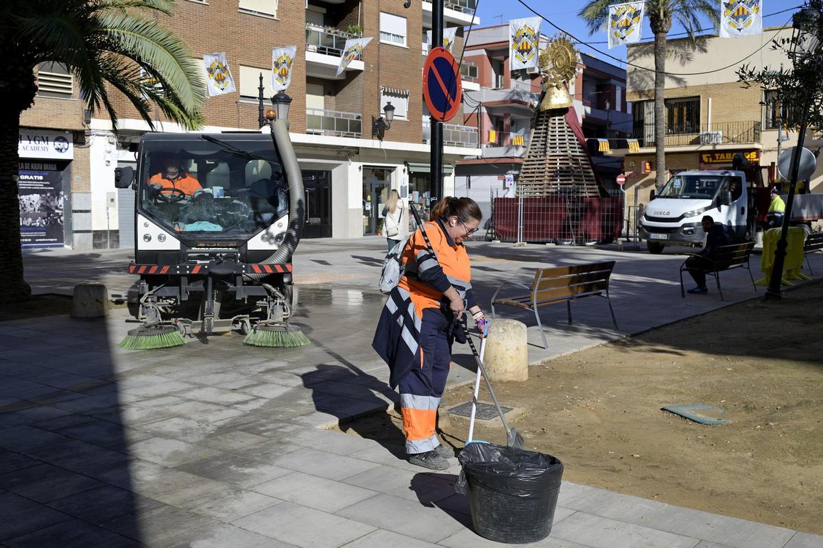 Limpieza en la plaza de Paiporta.