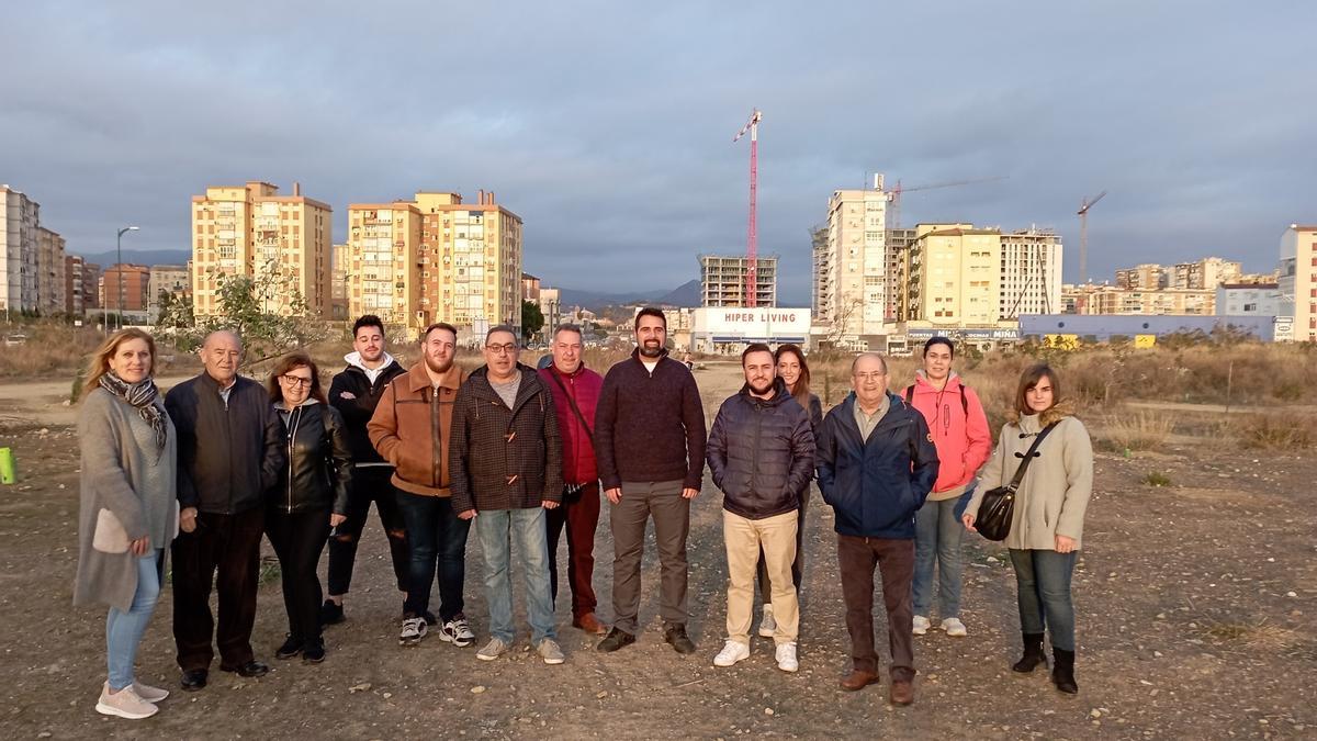 Representantes de los colectivos que acaban de sumarse a la plataforma ciudadana Bosque Urbano, con los bloques en construcción junto a La Princesa, detrás