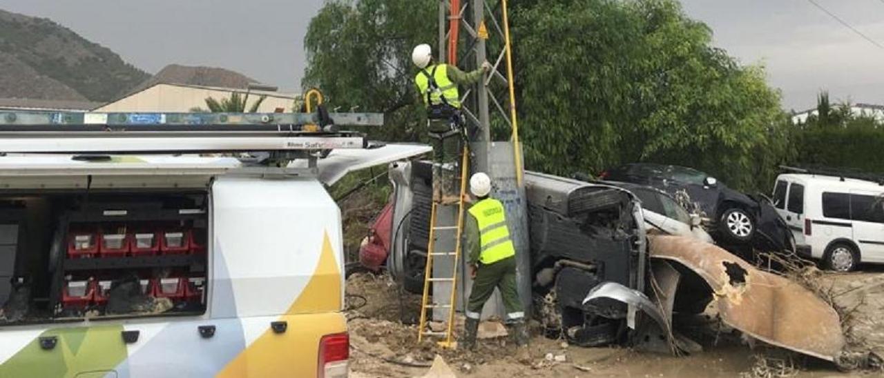 Trabajadores de Iberdrola reparando las instalaciones eléctricas afectadas por la DANA que azotó a la comarca de la Vega Baja en septiembre de 2019.