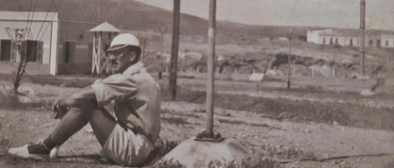 El radiotelegrafista José Luis Carratalá, en una foto cedida, en la desaparecida estación de Las Torres. | | CEDIDA POR LA FAMILIA