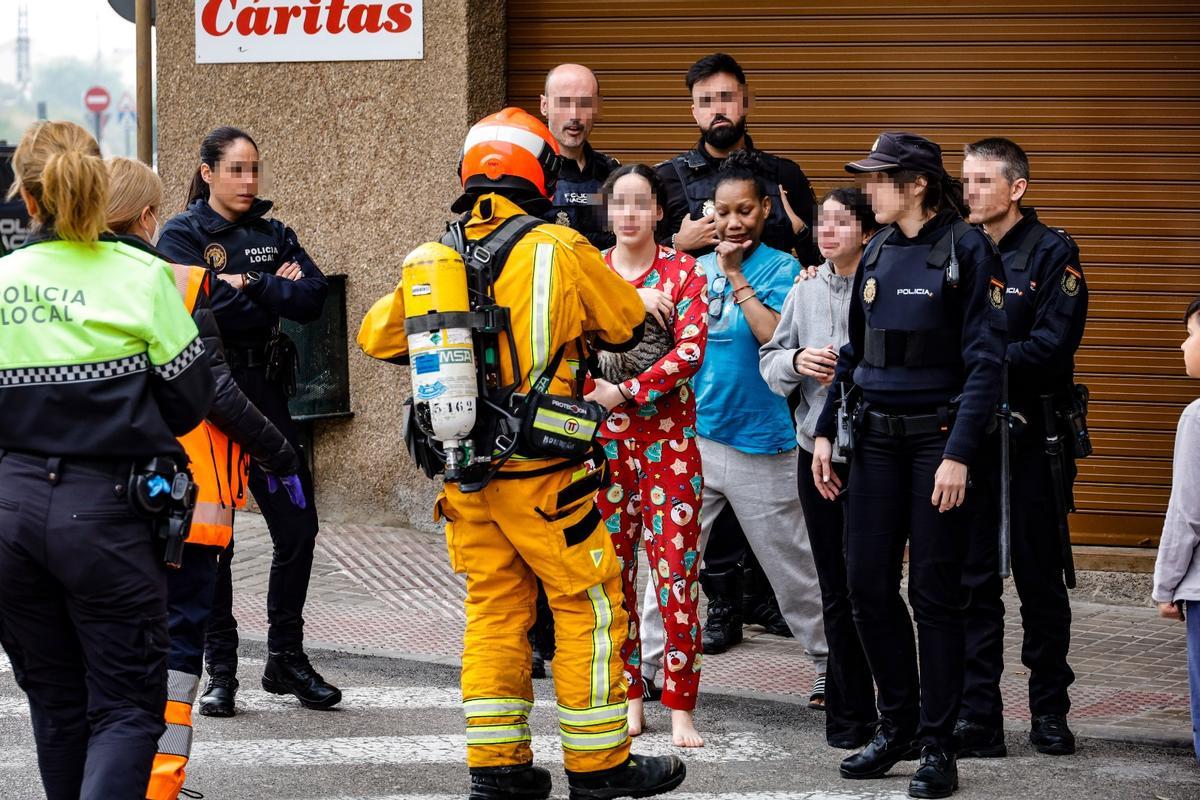 Un incendio provocado por un calefactor obliga a desalojar varias viviendas en Alcoy