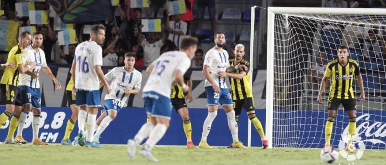 Sipcic, durante una acción a balón parado del partido de ayer. | | LALIGA