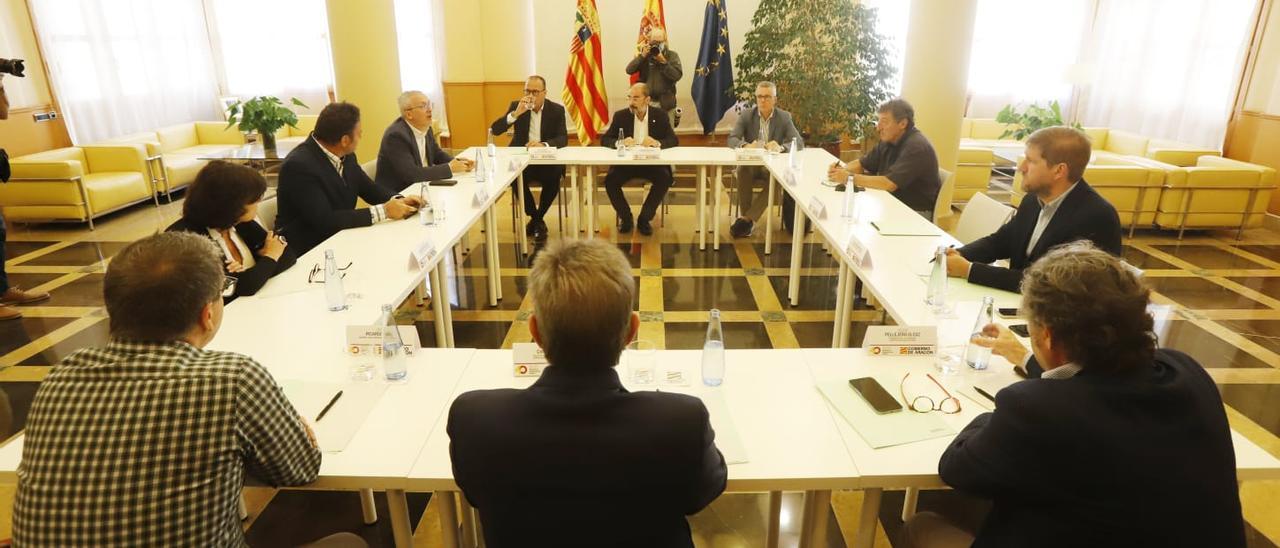 Reunión del presidente de Aragón, Javier Lambán, y el consejero de Educación y Deportes, Felipe Faci, con los alcaldes y representantes empresariales del Pirineo.