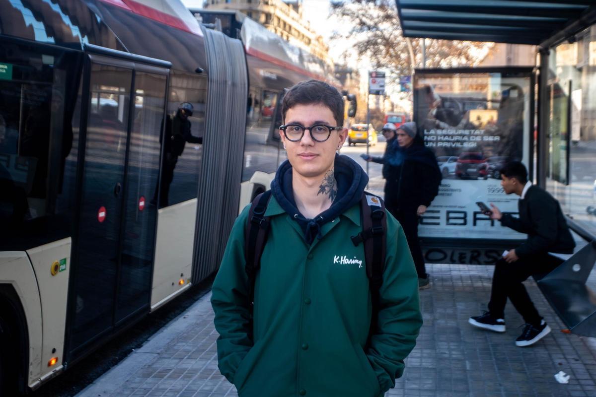 Jordi, en la parada de plaza Espanya donde se ha bajado del X86