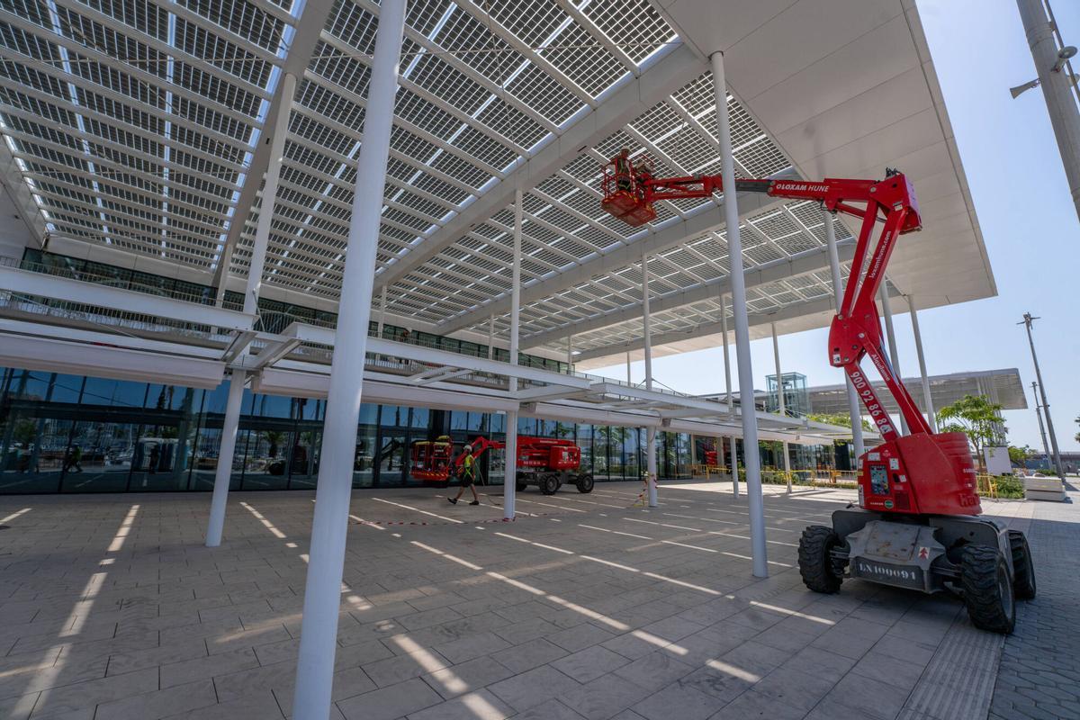 Últimos trabajos de construcción de la gran cubierta con placas fotovoltaicas en el Balcón Gastronómico del Port Olímpic, en agosto de 2024.