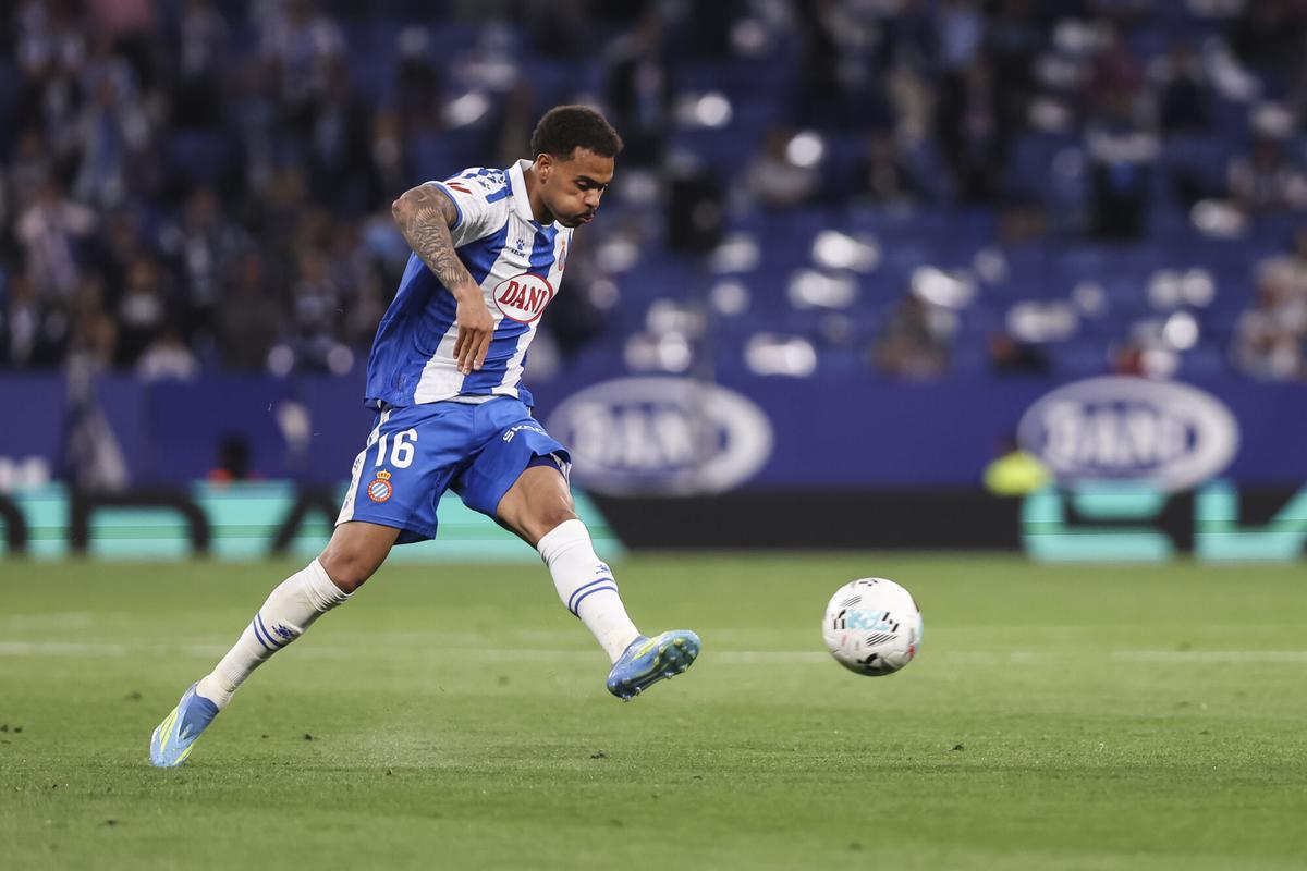 Cyril Ngonge, del RCD Espanyol en un partido de LaLiga ante el Levante