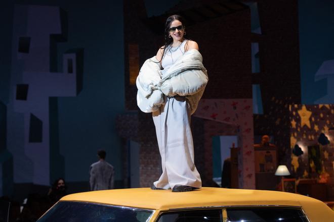 Rosalía durante su actuación en el desfile de la línea masculina de Louis Vuitton