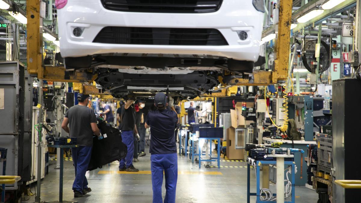 Trabajadores en las líneas de fabricación de Ford Almussafes.