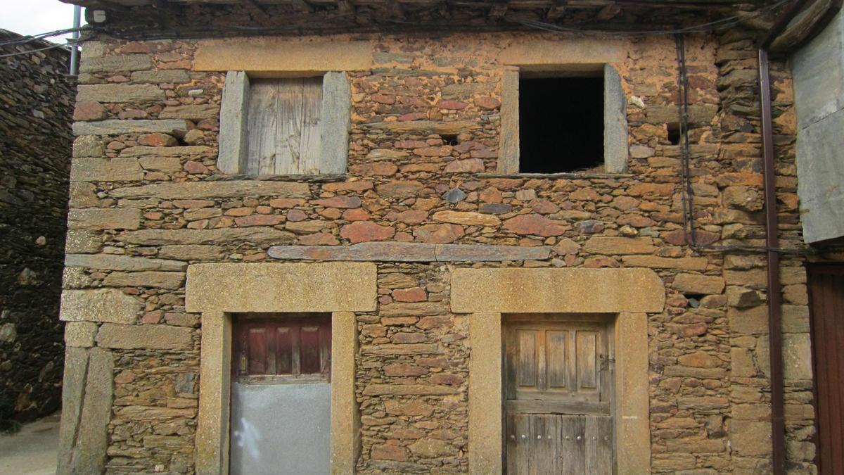 Casa de arquitectura tradicional en Nuez de Aliste