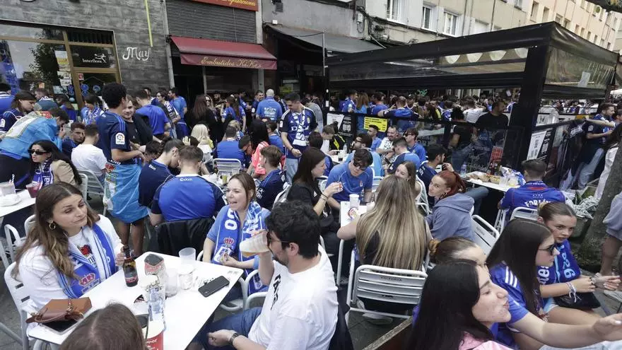 La plaza Pedro Miñor vibra antes del partido: los aficionados azules entonan el "Volveremos" para enviar ánimos al equipo