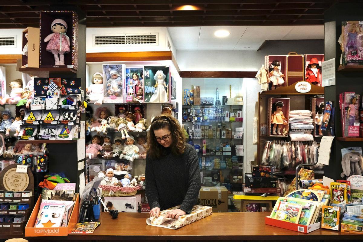 La juguetería La Industrial de Palma se homenajea a sí misma en su tradicional escaparate navideño