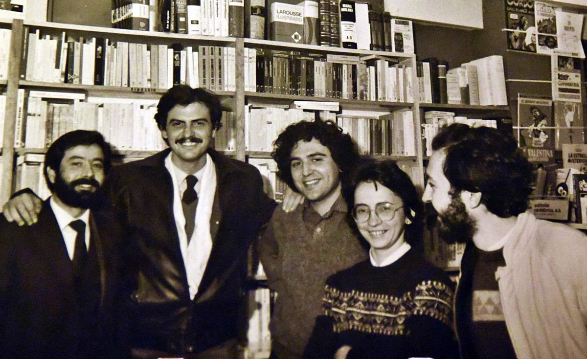Unos veinteañeros Juan Manuel Cruz y Carmen Niño, en los inicios de la Librería Rayuela, que abrió sus puertas en 1981 en el número 43 de la calle Granada.