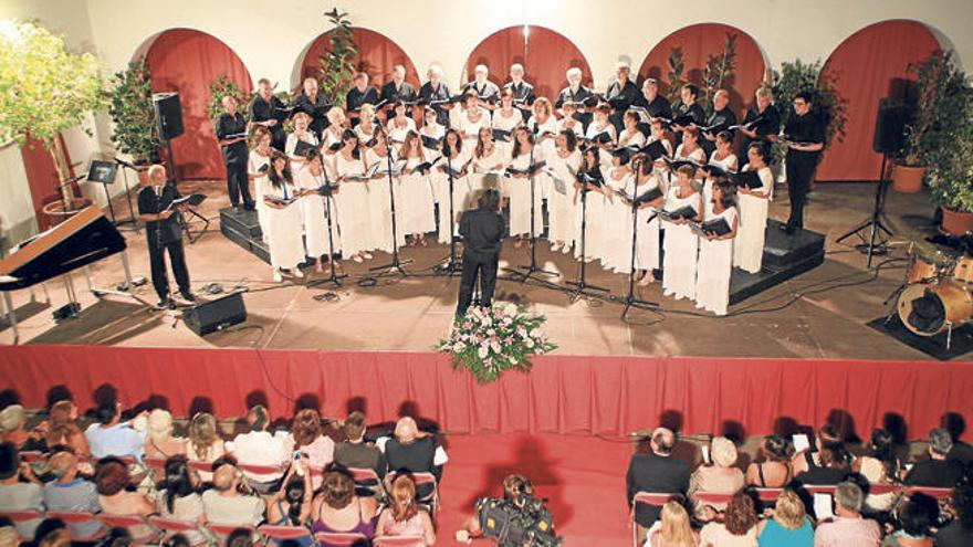 El coro ofreció un recital en un tono menos clásico.