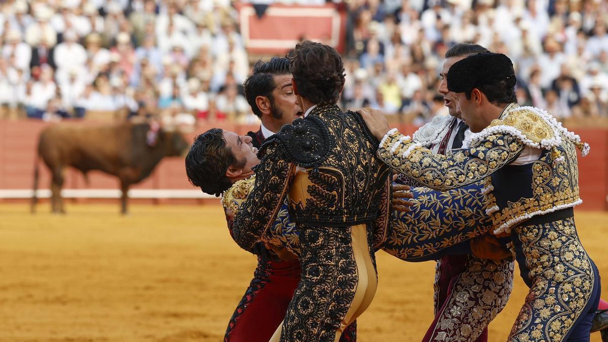 FOTOGALERÍA | Imágenes de la cogida de Morante de La Puebla en la Maestranza