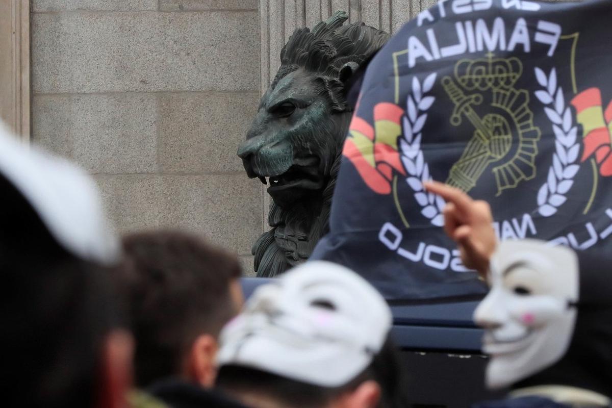 GRAF386. MADRID, 03/03/2020.- Policías y guardias civiles afiliados a la asociación JUSAPOL participan en una manifestación en del veto del Gobierno a tramitar la iniciativa legislativa popular que pide la equiparación salarial de los policías en todo el Estado en frente del Congreso en Madrid este martes. EFE/Fernando Alvarado