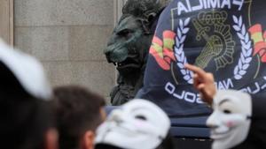 GRAF386. MADRID, 03/03/2020.- Policías y guardias civiles afiliados a la asociación JUSAPOL participan en una manifestación en del veto del Gobierno a tramitar la iniciativa legislativa popular que pide la equiparación salarial de los policías en todo el Estado en frente del Congreso en Madrid este martes. EFE/Fernando Alvarado