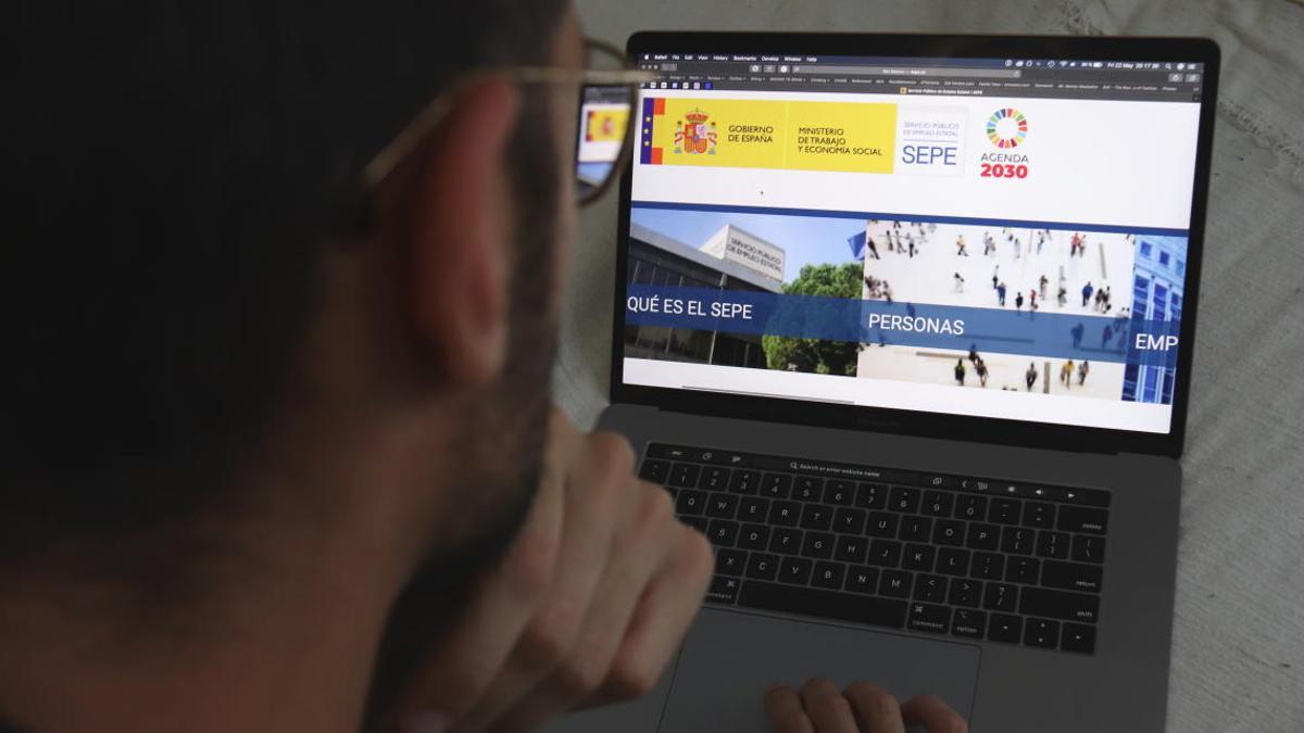Un home mirant la pàgina web del Servei Estatal Públic d'Ocupació (SEPE).