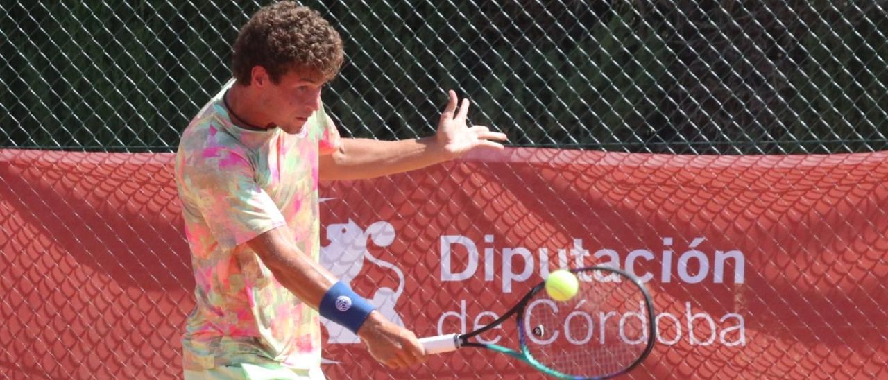 Un jugador golpea una bola en la ronda de cuartos de final.