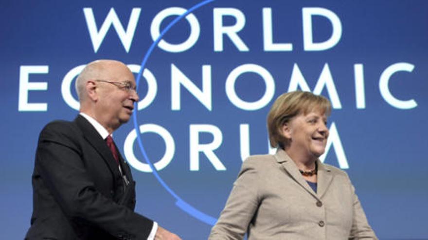 Angela Merkel y el fundador y presidente del Foro Económico Mundial, el alemán Klaus Schwab.