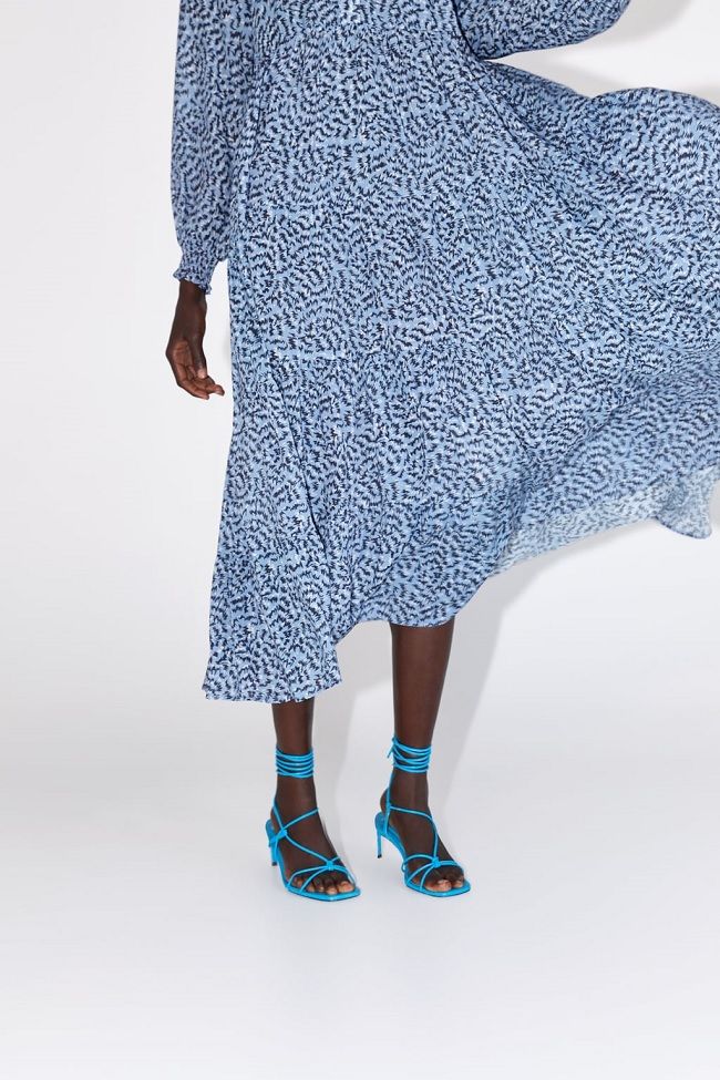 Vestido azul y midi de la nueva colección de Zara
