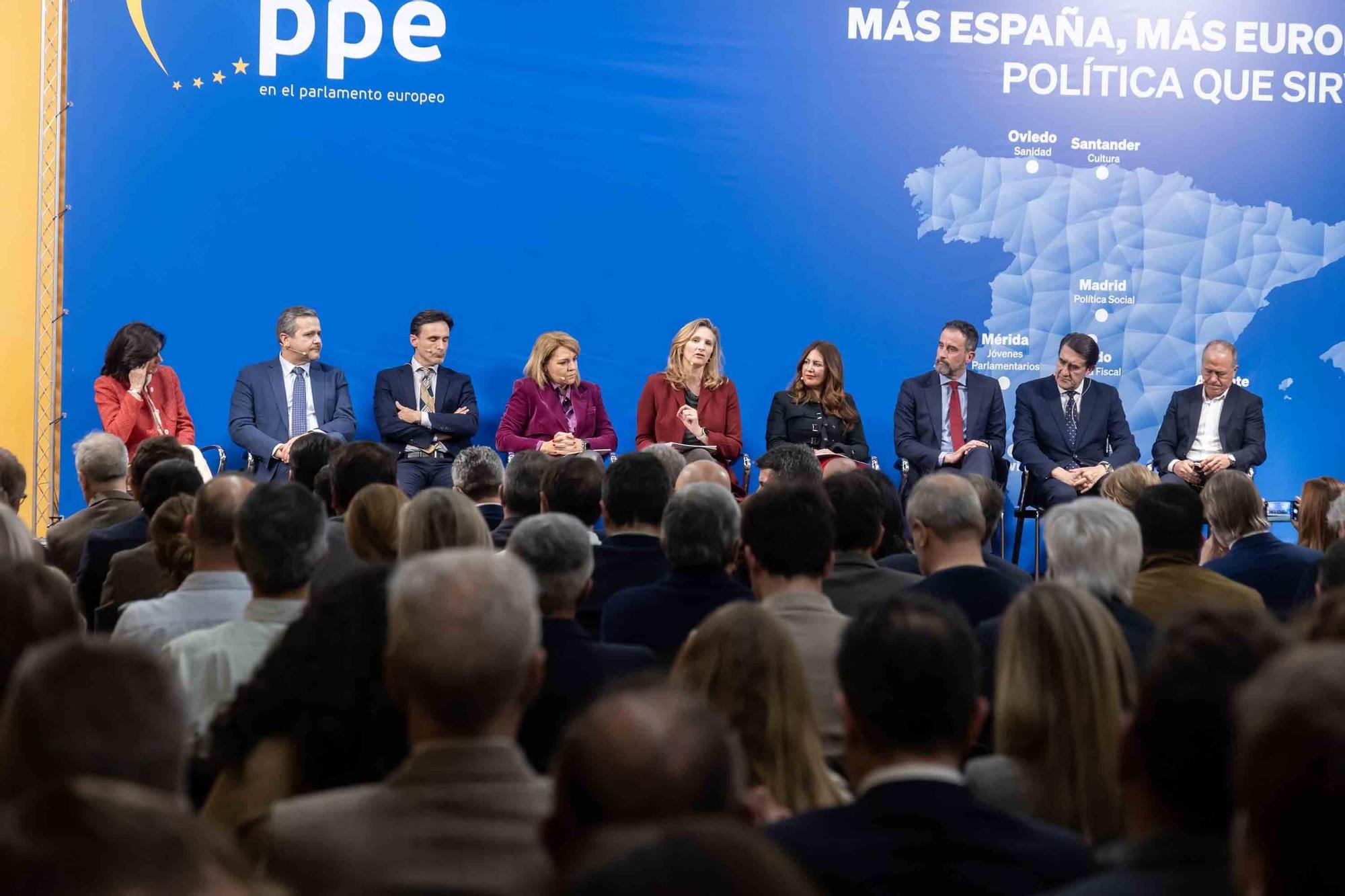 Mazón recibe el el apoyo del PP acto 'Más España, más Europa. Políticas de Vivienda" celebrado en Alicante