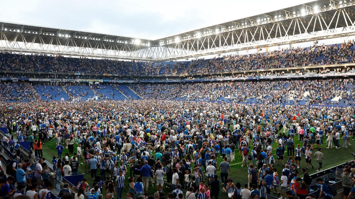 La afición del Espanyol invadió el terreno de juego tras certificarse la salvación