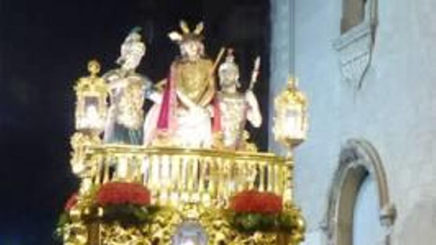 La procesión del Santo Entierro reúne a todas las cofradías en el cénit de Algemesí