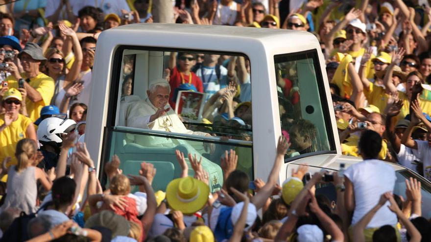 Benedicto XVI llega en el «papamóvil» a la Ciutat de les Arts en su visita a València celebrada en 2006.