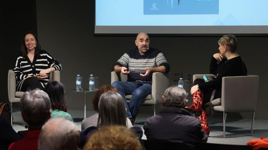 Desde la iz., Susana
López Rubio, Javier 
Holgado e Inma 
López Silva, en el 
Club FARO.  | //RICARDO 
GROBAS