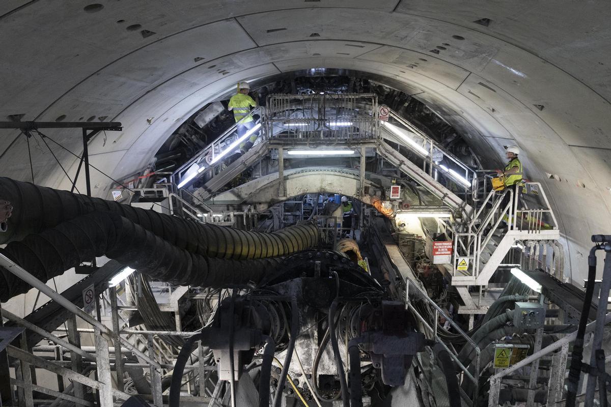 En el interior de la tuneladora de la L9 del metro