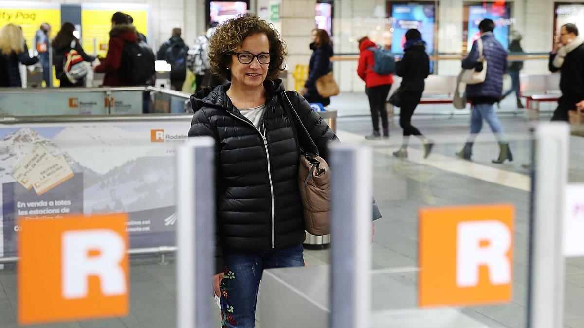 Teresa Solani, usuaria de Rodalies, que debe salir siempre muy temprano para no llegar tarde a su trabajo.