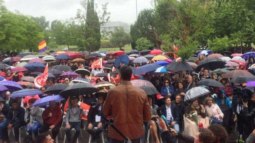 La lluvia impide que Pedro Sánchez concluya su acto electoral en Mérida ante 500 personas