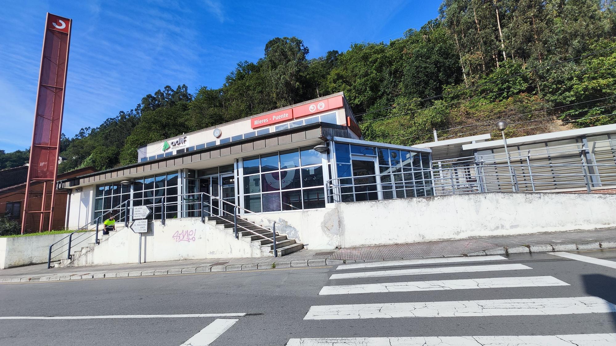 En imágenes: Primer día de las nuevas tarifas en los abonos de transporte en Mieres