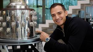 Palou, con su trofeo de las 500 Millas de Indianápolis, en SPORT