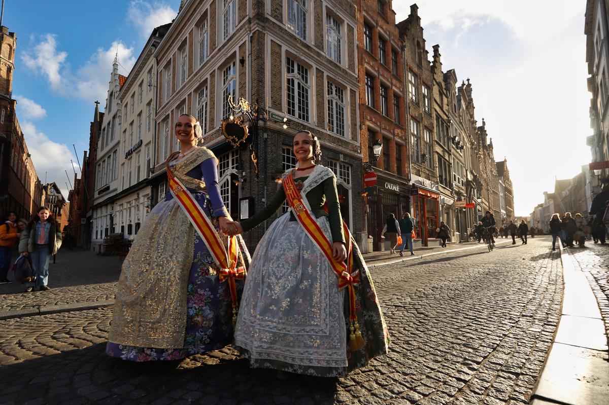 Las falleras mayores de visita en la ciudad, Brujas, en Bélgica.